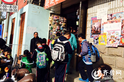 調(diào)查:濟(jì)南小學(xué)生扎堆零食攤 “五毛錢(qián)”辣條糖果熱銷(xiāo)