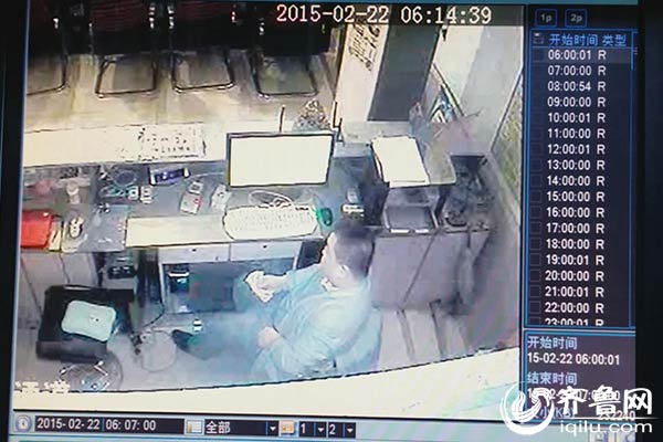 實(shí)拍濟(jì)南一網(wǎng)吧內(nèi)賊盜竊過程：將錢塞入內(nèi)褲后潛逃