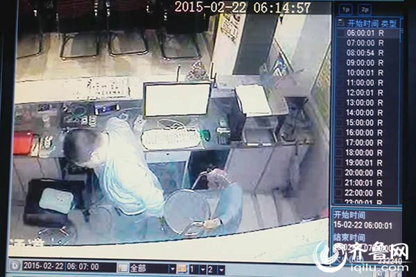 實(shí)拍濟(jì)南一網(wǎng)吧內(nèi)賊盜竊過程：將錢塞入內(nèi)褲后潛逃