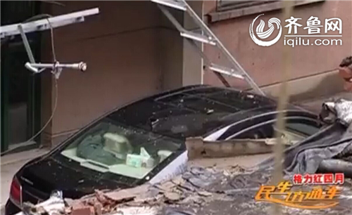 濟(jì)南：大風(fēng)刮倒信號(hào)塔 砸壞兩輛小轎車受損嚴(yán)重