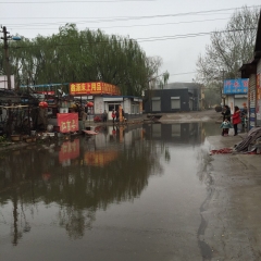 濟南一條10米寬馬路逢雨必淹 市民調(diào)侃“來看海”