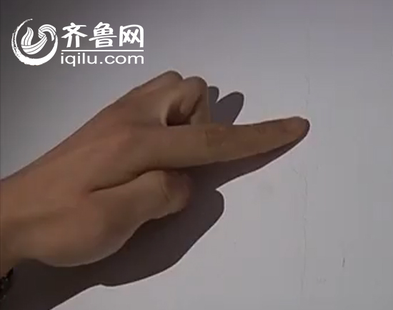 東營(yíng)格林星城新房墻壁現(xiàn)裂縫 施工方打“補(bǔ)丁”稱無(wú)礙