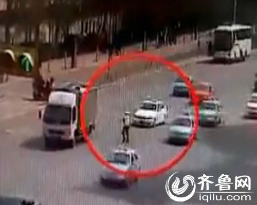 實(shí)拍：濟(jì)南寶馬車掛假牌險帶倒女警 車內(nèi)發(fā)現(xiàn)手銬
