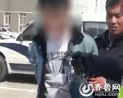 實(shí)拍：濟(jì)南寶馬車掛假牌險帶倒女警 車內(nèi)發(fā)現(xiàn)手銬