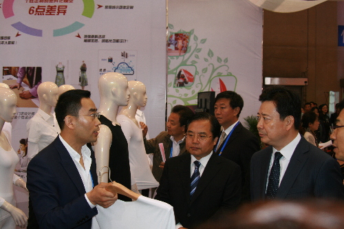 時裝、工業(yè)設(shè)計等精品亮相青島雙周兩會