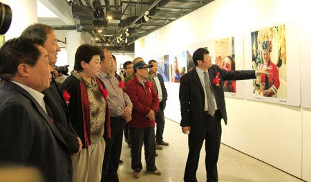 “ 看得見的瞬間---吳思強教授研究生攝影教學師生作品聯(lián)展”在山東藝術(shù)學院舉行