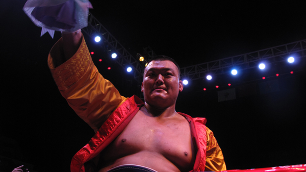 中國(guó)拳手張君龍KO對(duì)手獲勝 拳王霍利菲爾德現(xiàn)場(chǎng)助陣愛徒