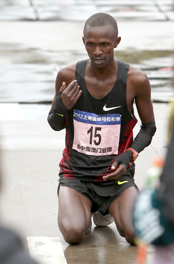 馬拉松——2012上海國(guó)際馬拉松賽雨中鳴槍