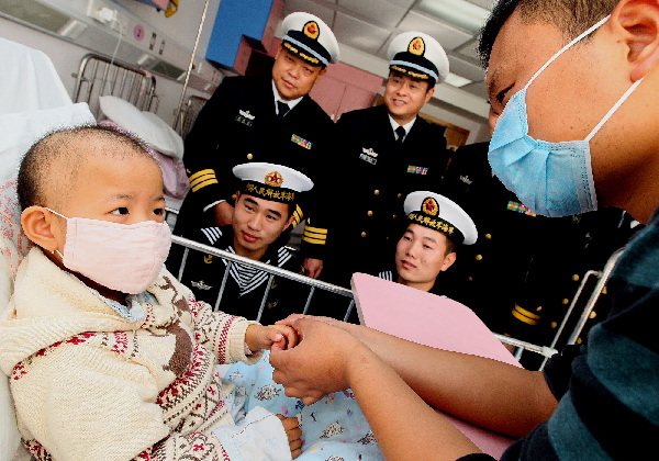 海軍官兵捐資、獻(xiàn)血搶救幼小生命