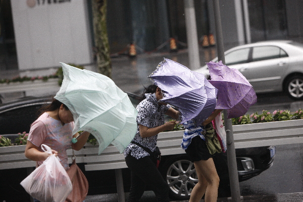 狂風(fēng)暴雨襲申城