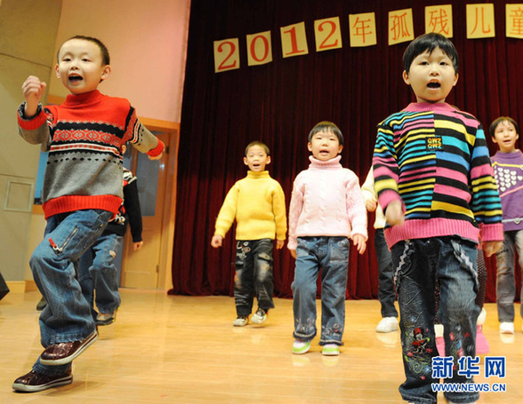福利院的孩子們歡歌笑語(yǔ)過(guò)新年