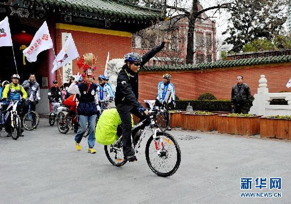 上海一志愿者單騎環(huán)中國(guó)邊境線騎行愛(ài)心募款助學(xué)