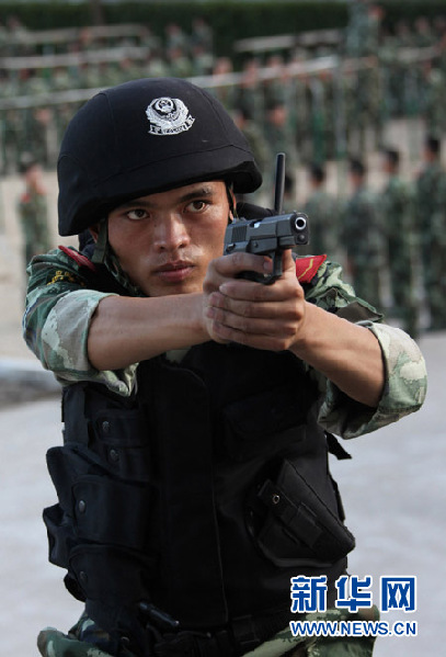 烈日下，武警上?？傟牽嗑毞唇? style=