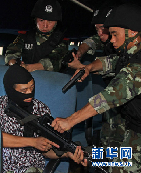 烈日下，武警上?？傟牽嗑毞唇? style=