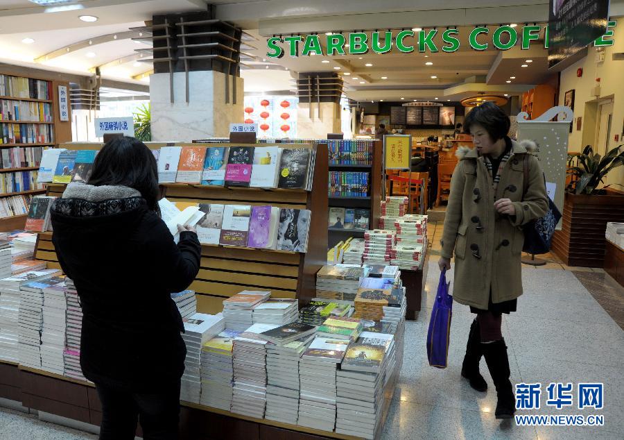 上海實(shí)體書(shū)店試行“多元化經(jīng)營(yíng)” 應(yīng)對(duì)“書(shū)店倒閉潮”