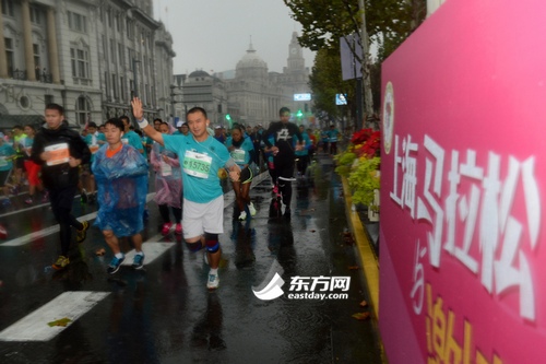2014“上馬”雨中鳴槍 3萬5千人參賽創(chuàng)歷史新高