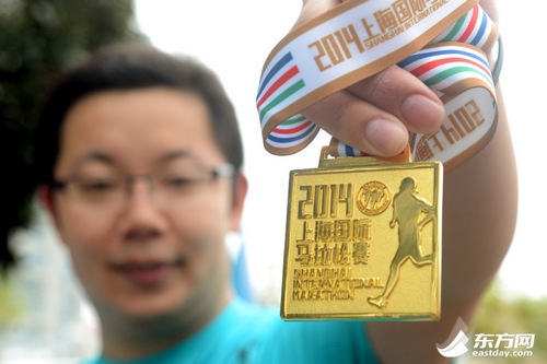 2014“上馬”雨中鳴槍 3萬(wàn)5千人參賽創(chuàng)歷史新高