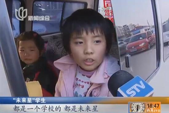 寶山一水果攤貨車當(dāng)校車 8人座面包車塞下14人
