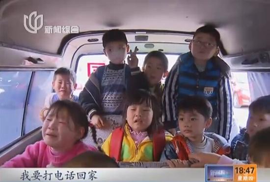 寶山一水果攤貨車當(dāng)校車 8人座面包車塞下14人