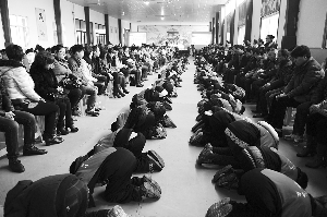 嘉定民辦斌心學校學生跪拜父母 組織方回應質(zhì)疑