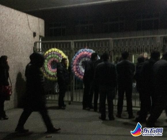 上?，F(xiàn)年終討薪糾紛 過勞死員工花圈遺像引關(guān)注