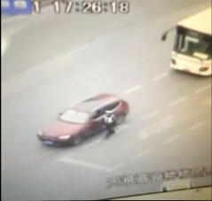 滬被拖行民警昨不治身亡 妻子下月即是預產(chǎn)期|圖