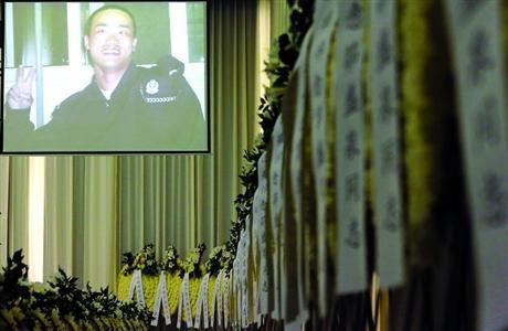 茆盛泉追悼會市民自發(fā)送行 公安部發(fā)唁電哀悼