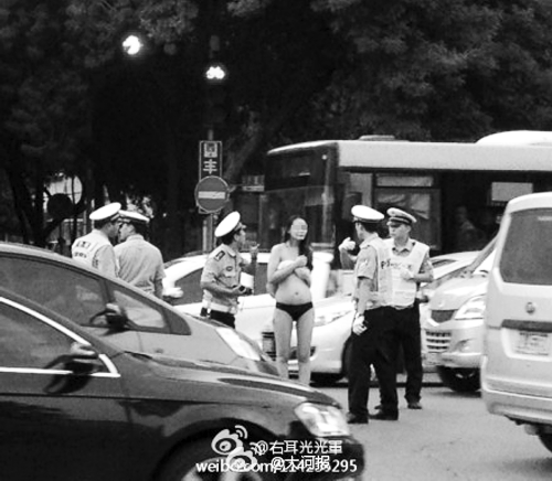 警察當(dāng)街抬半裸女被指粗暴執(zhí)法 回應(yīng)：怕其中暑