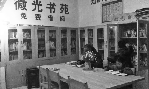 農(nóng)家超市女店主開(kāi)設(shè)書(shū)屋 免費(fèi)供鄉(xiāng)親們借閱(圖)