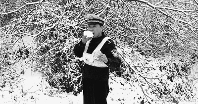 貴州綏陽交警抗凝凍吃雪堅守工作崗位成網(wǎng)絡(luò)紅人(圖)