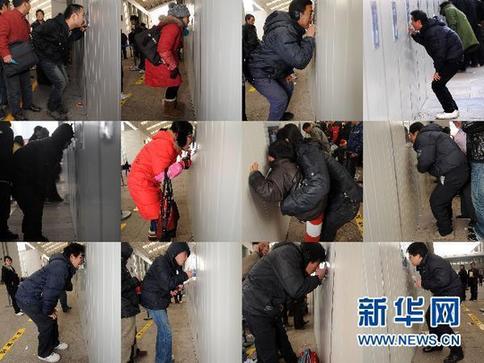 “彎腰撅臀買車票”引發(fā)口水無數(shù) 鐵路回應(yīng)是國標