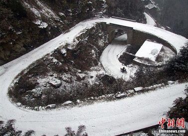 春運(yùn)首日南方7省市多條路段因雨雪受阻