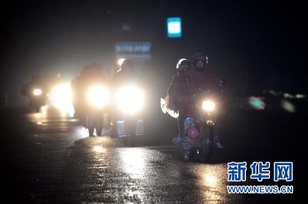 農(nóng)民工“全副武裝”騎摩托車(chē)回家過(guò)年