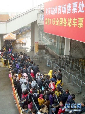 北京至漢口票面價840元的兩張火車票被炒到1400元