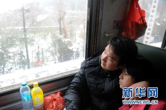 北京至漢口票面價840元的兩張火車票被炒到1400元