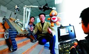 中國首個(gè)防核化機(jī)器人亮相 攜帶抗輻射攝像頭