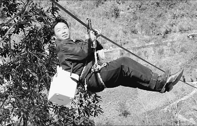 “索道醫(yī)生”溜索行醫(yī)28年 步行60萬(wàn)公里(圖)