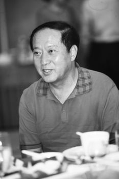 牛群低調(diào)退休:不后悔當縣長想早點抱孫子(圖)