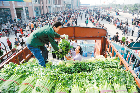西安向市民免費(fèi)發(fā)放蔬菜 排隊(duì)長(zhǎng)達(dá)500米