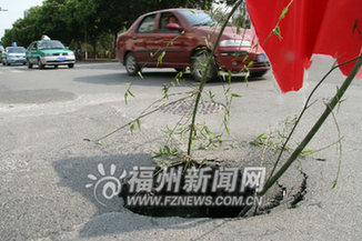 “住行安全”引關(guān)注：各地城市道路接連塌陷(組圖)