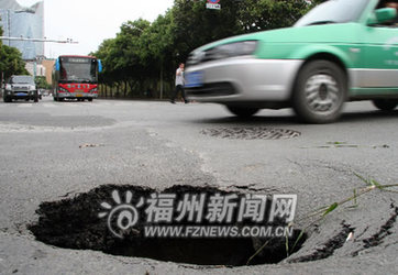 “住行安全”引關(guān)注：各地城市道路接連塌陷(組圖)