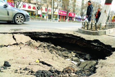 “住行安全”引關(guān)注：各地城市道路接連塌陷(組圖)