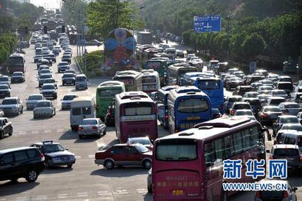 “這個(gè)五一有點(diǎn)堵”：直擊全國各地堵車實(shí)況