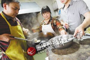 初中男生照顧拾荒老太13年 同學(xué)接力愛心馬拉松