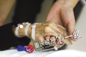 初中男生照顧拾荒老太13年 同學(xué)接力愛心馬拉松