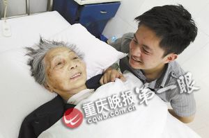 初中男生照顧拾荒老太13年 同學(xué)接力愛心馬拉松