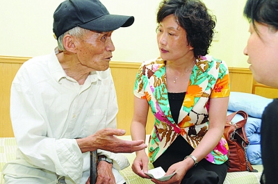 8旬老人欲捐款10萬(wàn)遭婉拒 行善成“癡”致妻離女散