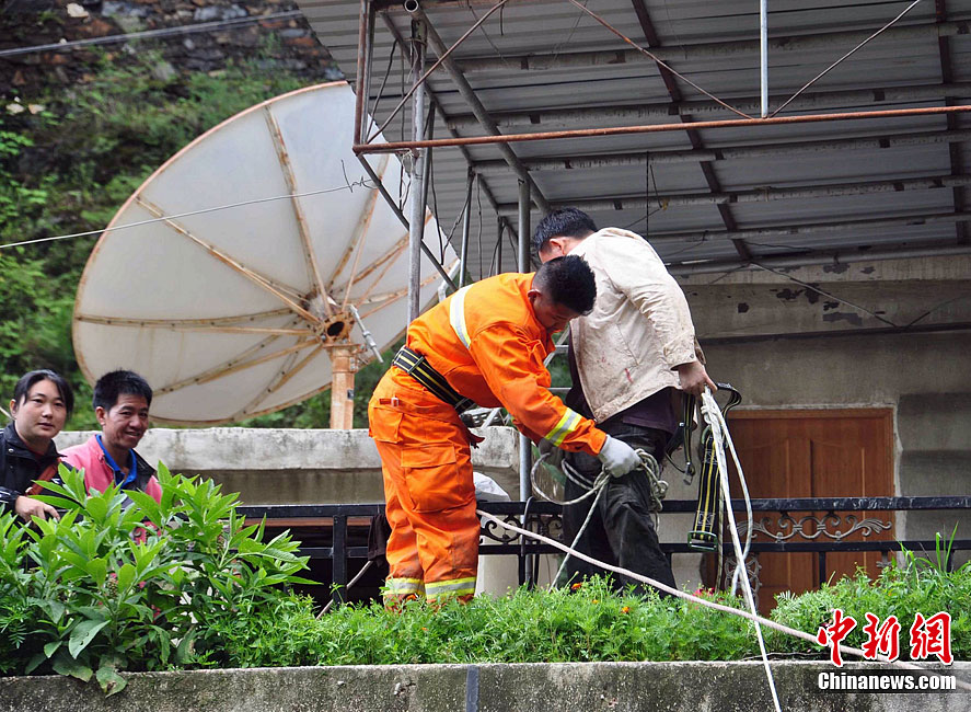 四川雅江暴雨引發(fā)泥石流 房屋受損停水停電