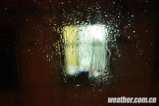 北京昨發(fā)今夏首個暴雨藍色預警 明日或中雨高溫驟降