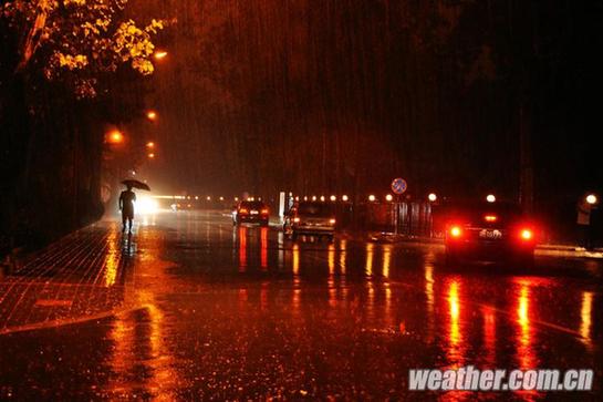 北京昨發(fā)今夏首個(gè)暴雨藍(lán)色預(yù)警 明日或中雨高溫驟降